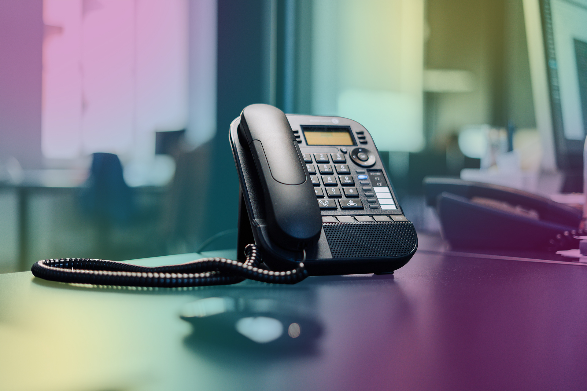 Operational telephony and emergency help-points on a rail platform